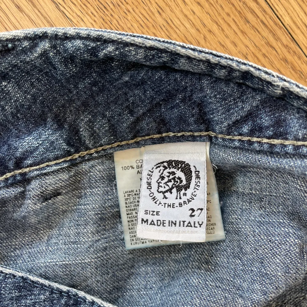 Säljer mina Disel jeans. Passar för någon som är ungefär 165-170 cm lång, motsvarar storlek XS. Modellen är straight. Bra kvalitet och inga skador.  Midjemått: 38 cm rakt över  Innerbenslängd: 79 cm. Jeans & Byxor.