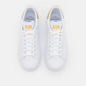 Adidas Stan Smith Gold - Säljer mina Stan Smith sneakers då jag inte använder de. Använda ett par fåtal gånger för länge sedan. Köpta för 1199kr. Bara att skriva för fler bilder!😊