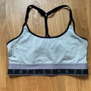 Sport-bh  - I använt men fint skick. Pads/inlägg kommer inte med men finns så att man kan lägga i själv! 