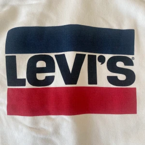 Levi’s Luvtröja - Vit Levi’s luvtröja i mycket bra skick, storlek M. Använd ett fåtal gånger.  Skicka meddelande om du vill se mer bilder.