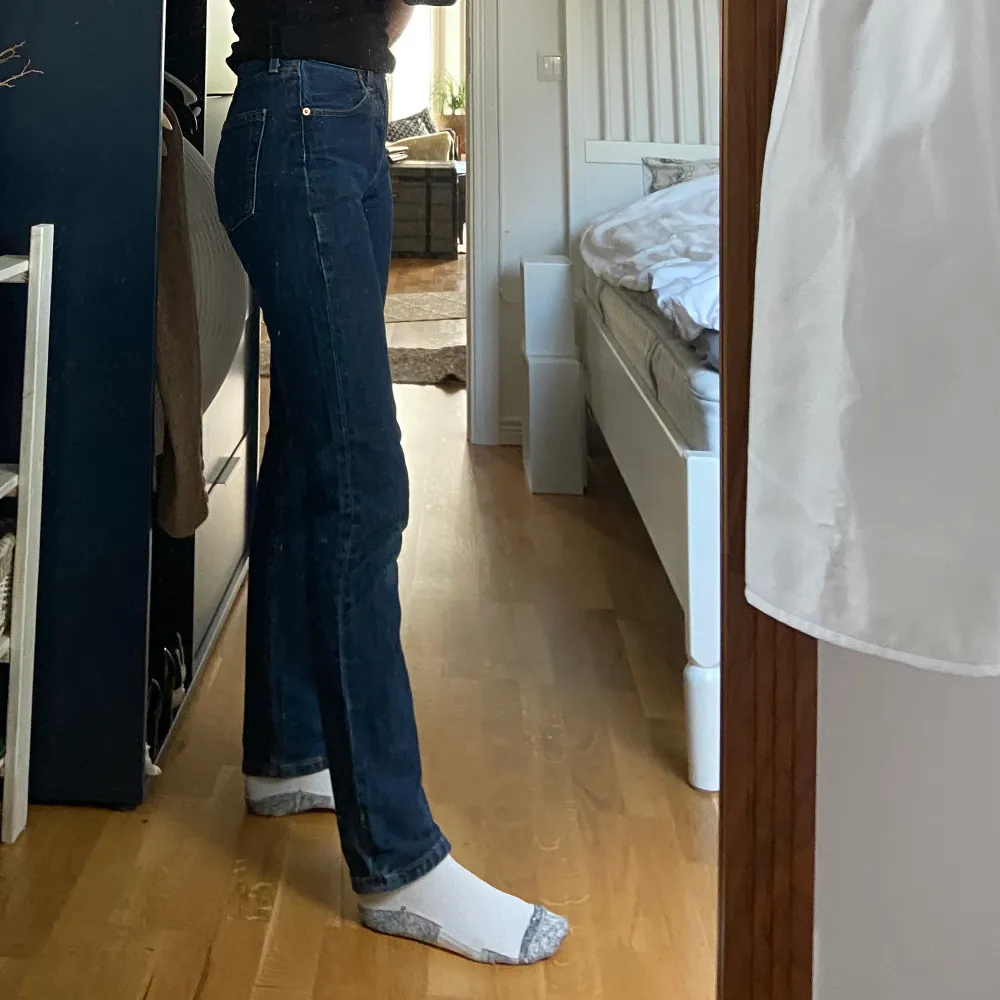 Raka jeans från levi’s med normal midja, säljes då de är för små. Midjemått 69 cm, höftmått 89 cm. Innerbenslängd 77 cm och ytterbenslängd 104 cm.. Jeans & Byxor.