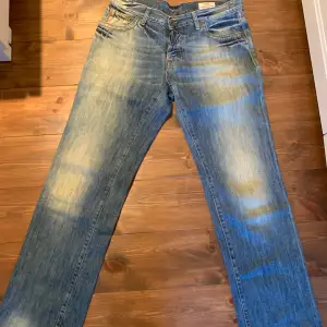 Hugo boss jeans i storlek 34x34 i en skön wash.  