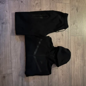 Nike tracksuit - Hej! Säljer ett Nike tracksuit ställ i väldigt bra skick. Storlek M i både byxorna och tröjan. 1000 kr för både byxorna och tröjan!