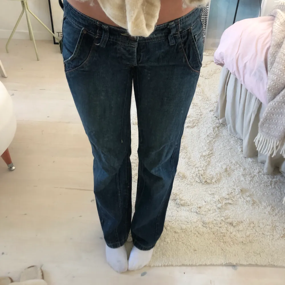 Så snygga lågmidjade jeans med coola fickor!💟🐘🤍köpta i barcelona. Jeans & Byxor.