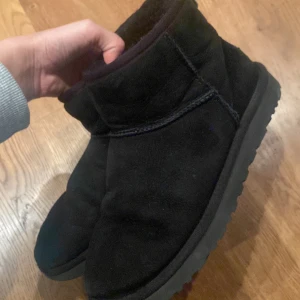 Svarta uggs  - Säljer mina svarta låga uggs i storlek 39 som är väl använda men ändå i bra skick. 