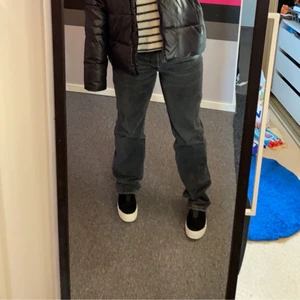 zara jeans - gråa straight leg jeans från zara. Storlek 42 men passar 38/40. Är något sönder vid slutet av byxan då jag trampat på dem. 150 kr, köparen står för frakten💗