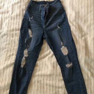 Fashion Nova Jeans  - Nyskick Fashion Nova jeans som sitter ursnyggt på kroppen. De är beställda i strlk S. Väldigt skönt jeansmaterial och grym figurnära passform. 