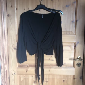 Halvkofta i svart - Kofta som täcker bysten. Märkt XXL men liten i stl så M/L passar bättre.  Frakt ingår