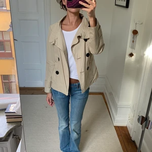 Jacka - Jättesnygg jacka som tyvärr är för liten på mig som är 180:(( Passar perfekt nu till skolstart. Finns även ett band man kan knyta jackan med