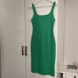 Nytt & bra skick, grön fin tajt klänning från Zara i storlek M. Figursydd, sitter hur bra som helst. Frakt kostar. 