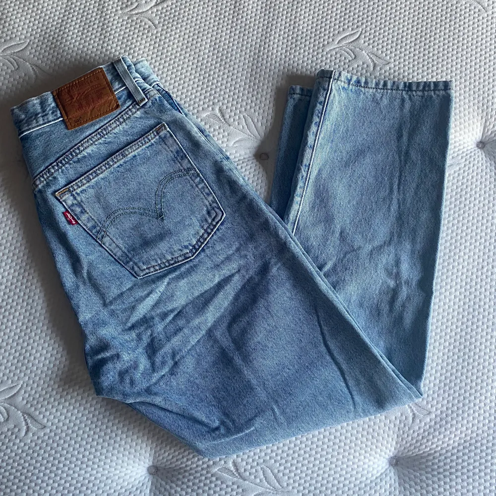 Levis blåa jeans. Storlek W27 L26. Oanvända och i bra skick på grund av fel längd på jeansen.. Jeans & Byxor.