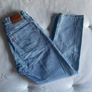 Levis blåa jeans. Storlek W27 L26. Oanvända och i bra skick på grund av fel längd på jeansen.