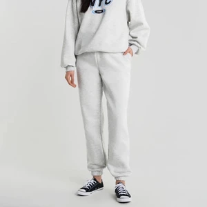 Mjukisbyxor  - Basic grå mjukisbyxor från Ginatricot!  Perfekt nu när hösten närmar sig! Lite noppriga på insidan tyvärr. Storlek xs, passar även s! 