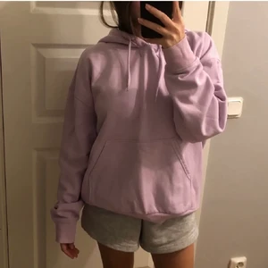 Hoodie - Rosa/lila hoodie den weekday. Degen är mest som på andra bilden. Storlek S men väldigt oversized. Bra skick, inte en enda noppra!💓