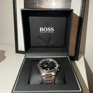 Snygg Hugo Boss klocka säljes pga inte använder den längre. Inte använd så mycket och i väldigt fint skick. Den är ett år gammal