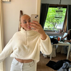 Teddy sweatshirt  - Så gosig och fin mjuk swetshirt med dragkedja halvvägs. Använder så sällan därför säljer jag den.