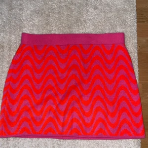 Mönstrad Kjol - Kort kjol från H&M. Ordinerade pris: 199kr. Aldrig använd. Prislapp kvar. 