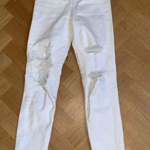 Två skinny jeans från Bershka, använd men i bra skick, st 32 ett par kostar 80kr, går att köpa separat.