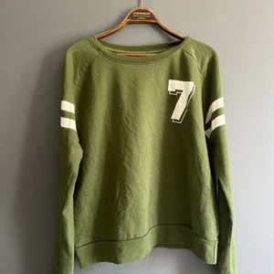 Grön tröja från lager 157 - Grön tröja från lager 157, enkel och skön!!