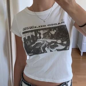 Radio silence tshirt  - Radio silence tshirt från brandy melville🤍 Frakt kostar 42 kronor