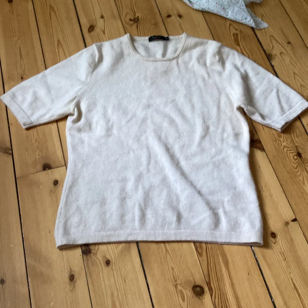 Stickad T-shirt i 100% kashmir🥰 storlek M men mer som S. köparen står för frakten! ❗️ANVÄNDER EJ KÖP NU FUNKTIONEN❗️. T-shirts.