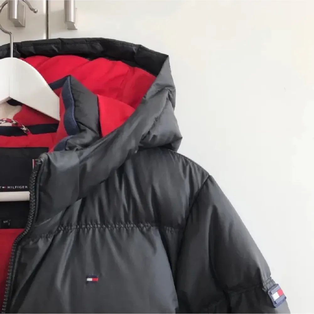 Snygg vinter jacka ifrån Tommy hilfiger storlek xs men skulle sga att den passar även s . Jackor.