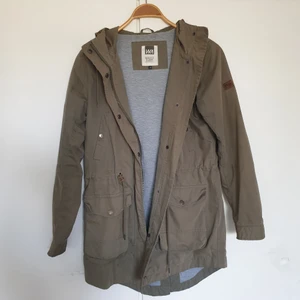 Parkasjacka strl 34 - Grön parkasjacka strl 34 med justerbar midja, bra skick.