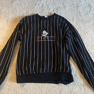 Mickey tjocktröja  - Säljer cool Disney tjocktröja! Köpt på Beyond retro för 250kr