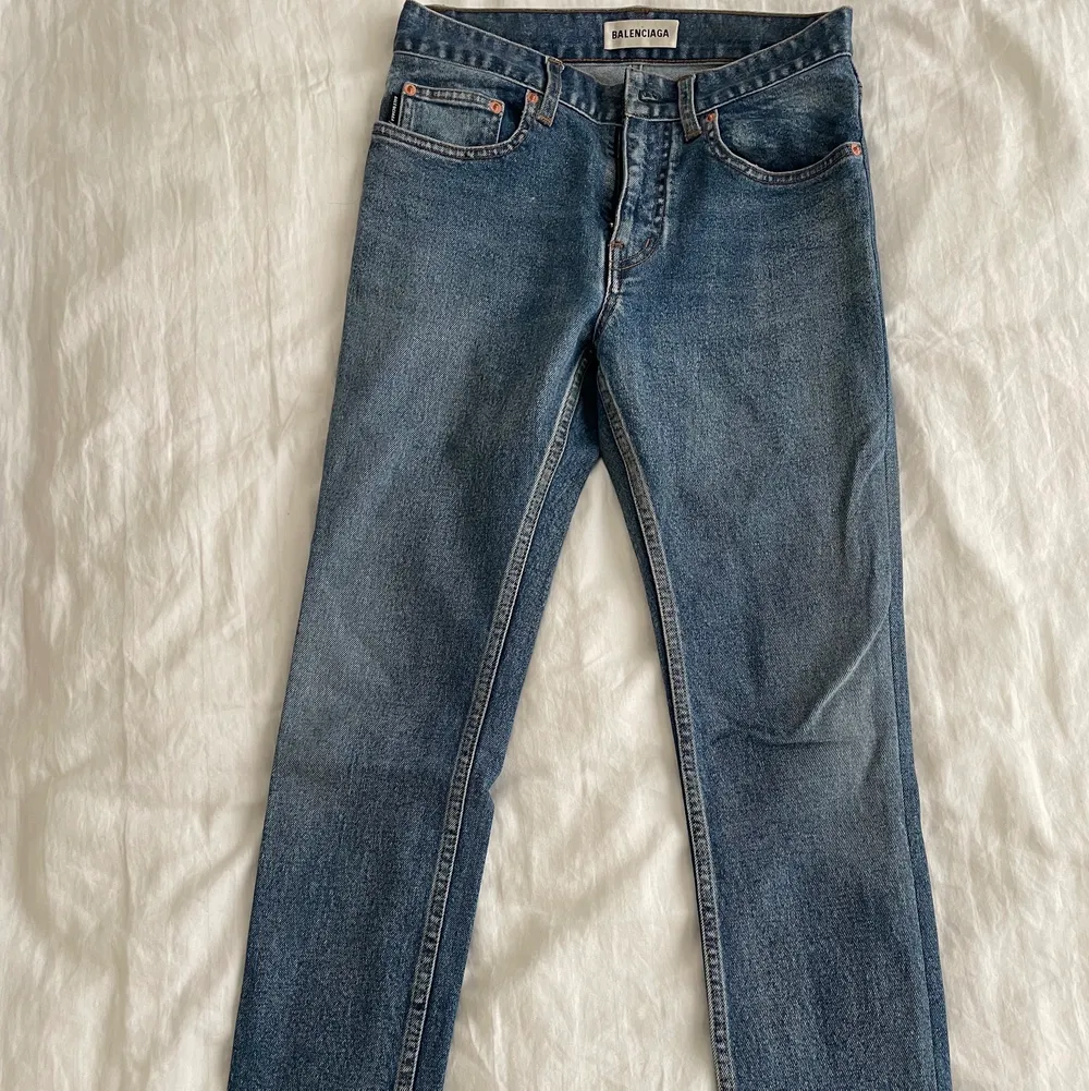 Jätte snygga Balenciaga jeans i strl 26. Köpta i New York 2019 på varuhuset Barneys New York. Skulle säga att dem är av den tightare modellen och mid waist. Extremt fina och endast använd ett par gånger.😇 Säljer pga för små tyvärr 😭 1000kr+frakt. Jeans & Byxor.
