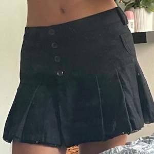 svart kjol köpt på plick! bild från förra ägaren 💗