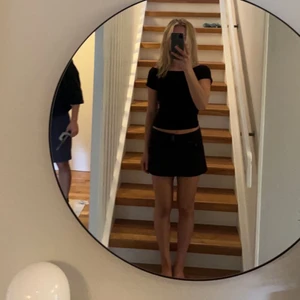 Perfect mini Tee - Säljer denna assnygga tröjan från Alobha Label. Storlek XS. Aldrig använd, endast provad.  Tar inga bud under 400 då jag kan returnera den. Köpare står för frakt.