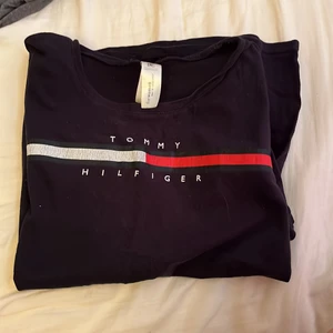 Tommy hilfiger - Fejk Tommy hilfiger T-shirt i str M men är liten i storleken så skyller säga att den är som en s