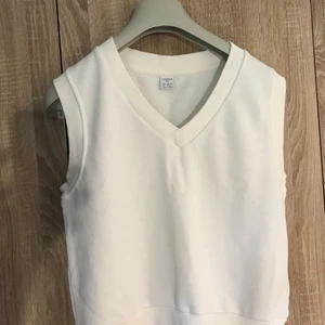 Väst  - En väst från Lindex i nyskick 😁 storlek 158/164 