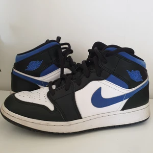 Jordans - Hejsan! Säljer dessa Jordans💙 Nypris ca 2400 kr. Kontakta mig vid frågor eller fler bilder. Köparen står för frakten 😇