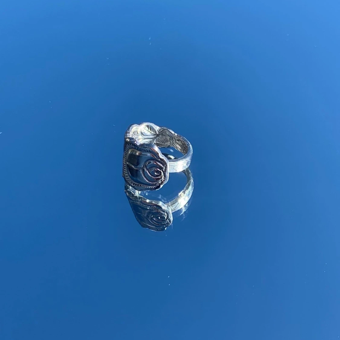 Ring med stort rosmotiv