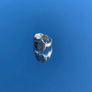 Ring med stort rosmotiv - Ring som jag tillverkat med ingraverat rosmotiv. Finns flera att beställa och kan tillverka i den storlek du önskar. Kan mötas upp i sthlm eller frakata mot kostnad❤️