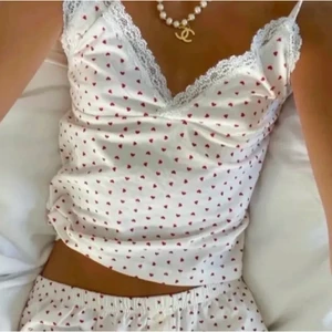 brandy top - säljer min favorit topp för att jag känner att jag inte kommer att använda den längre 😢 jätte bra skick och super fina detaljer med hjärtan 