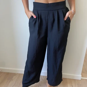 Kostymbyxor med fickor - Slappa kostymbyxor med fickor och resor i midjan. 