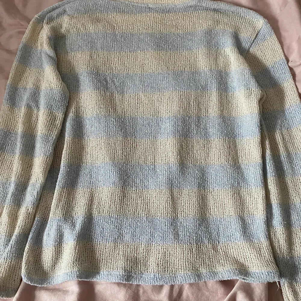 Säljer denna randiga tröja från zara. Inte använt den på typ ett år och har inte heller använt den så många gånger då heller. Den har inga defekter och är som ny! . Stickat.
