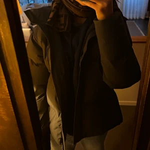 Sailracing jacka  - Svart sailracing jacka, storlek barn i XL så det är som en vanlig jacka i storlek Xs-S.  Helt i nyskick, köpt på NK för 3000kr. Säljer för 900kr