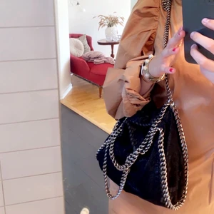 Stella Mccartney falabella bag - funderar på att sälja min älskade falabella väska i mellan storleken! perfekt till alla tillfällen och man får plats med mycket i den❤️‍🔥❤️‍🔥har kvitto samt dustbag