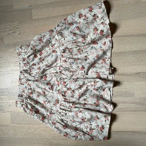 Blommig kjol💗 - Fin blommig kjol med snören från shein💕