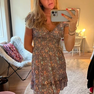 Finaste klänningen - Så vacker klänning köpt i Palma, därav svår att få tag i💜💜hur fin som helst och väldigt unik! Den är i nyskick!🥳Det står ingen storlek men passar XS, S och M!