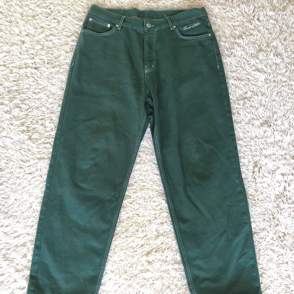 Mörkgröna jeans i fint skick som nya, säljer för att de inte används längre . Jeans & Byxor.