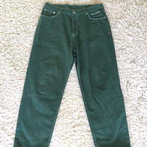 Mörkgröna jeans i fint skick som nya, säljer för att de inte används längre 