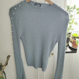 Tröja - Ljusblå tröja från Dilvin. Pärlor längst ärmen som har en liten slits. Står inte storlek men skulle gissa på en S. Köparen står för frakten.🌼
