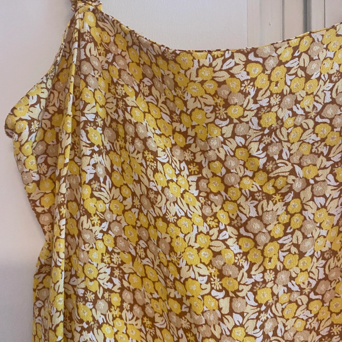 Gul blommig sommarklänning - 90