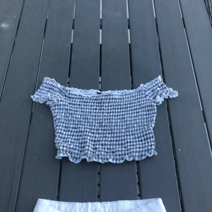 Kropp topp  - En rutig crop top från h&m i storlek xs