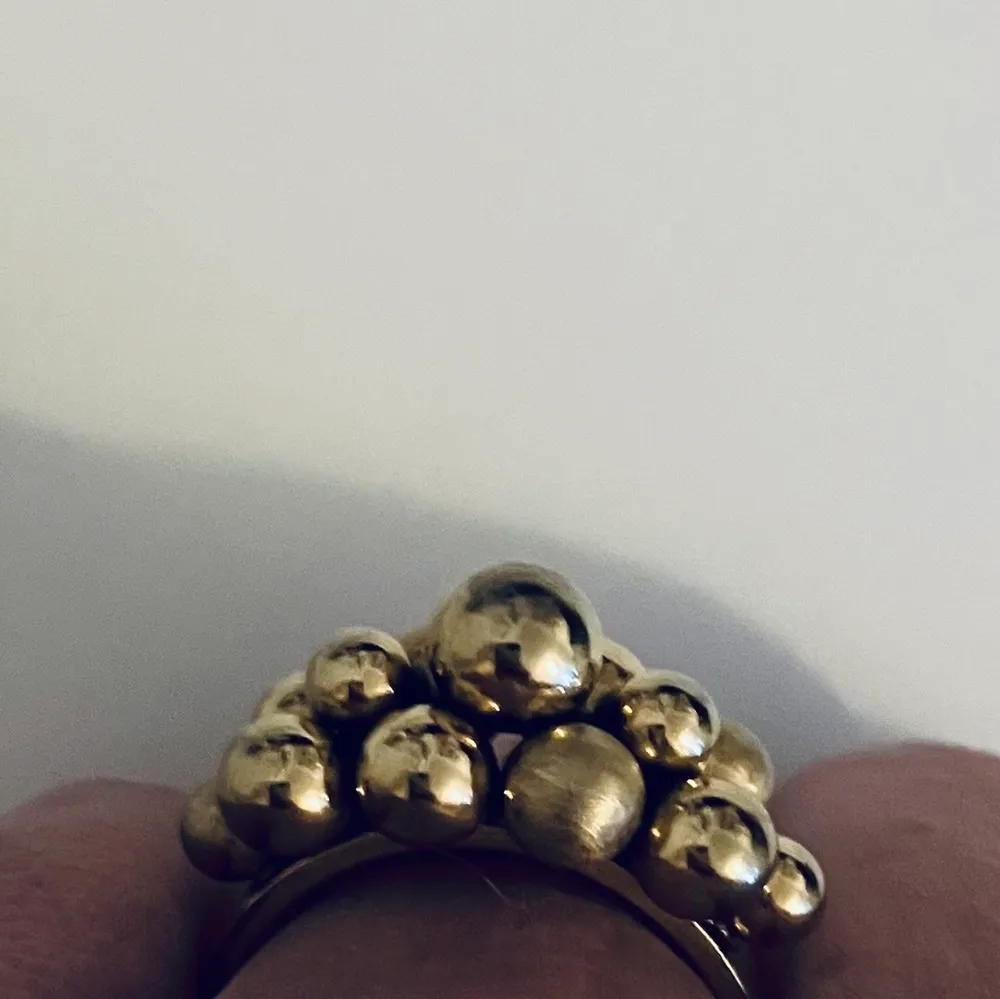 En tung jättefin ring som inte passar på mig längre. Mäter 18 mm i diameter på insidan. Köpt i en boutique i Göteborg. . Accessoarer.
