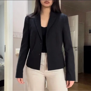 Blazer från Esprit - Säljer denna svarta blazern från Esprit. Stl 38 <3